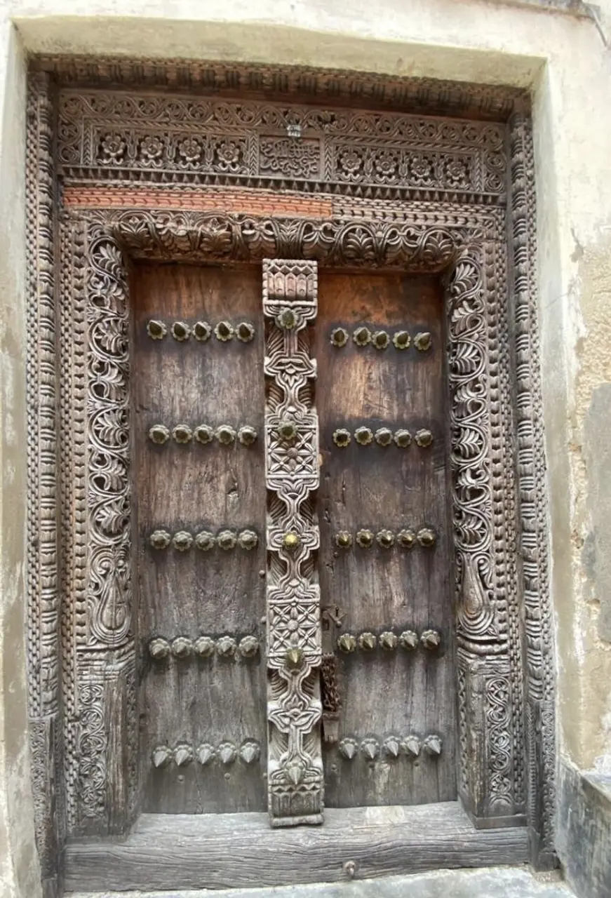 Puerta tallada de madera en una casa de Stone Town, Zanzíbar